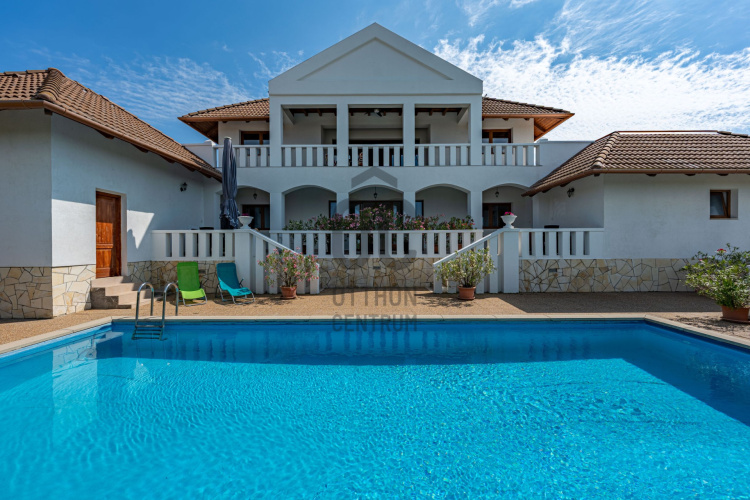 7 bed · 300m² · Családi ház · 399.000.000 Ft